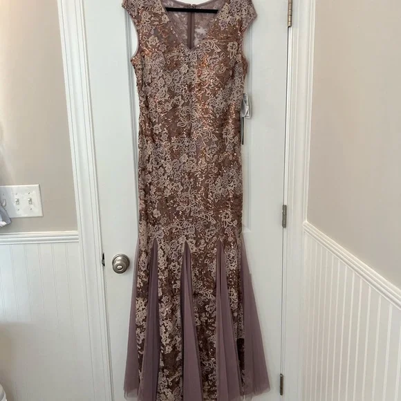 NWT Size 12 Alex Evenings Sequin Embroidered Trumpet Gown - Picture 2 of 5